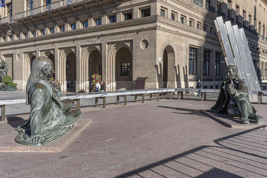 Zaragoza 055 - plaza Nuestra Señora del Pilar - monumento a Francisco de Goya - esculturas de Majos.jpg